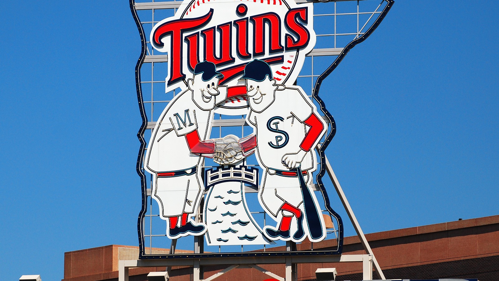 Minnesota Twins sign Target Field