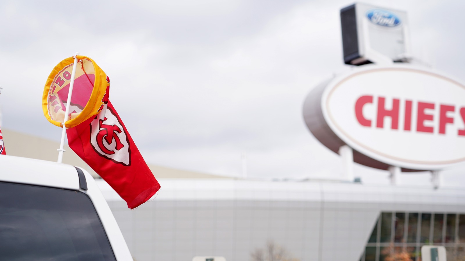 chiefs-windsock-car-geha-field-kansas-city