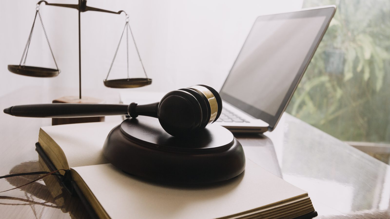 Gavel, scales and laptop © Imagn Images via Vecteezy.com