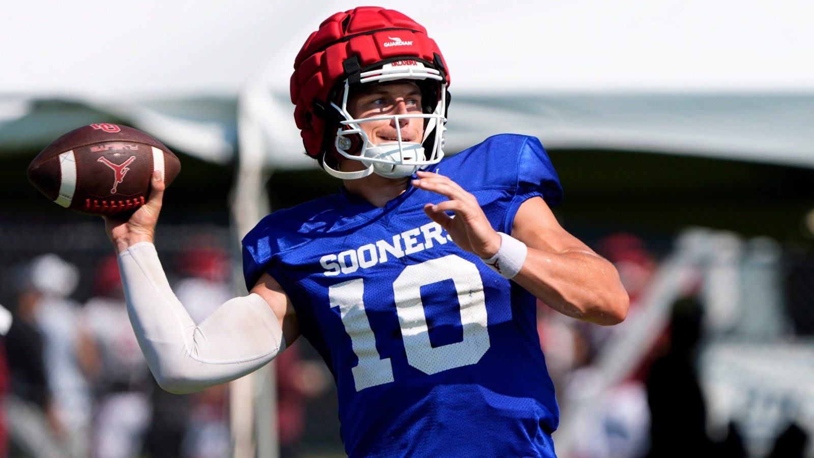 oklahoma-john-mateer-throwing-football