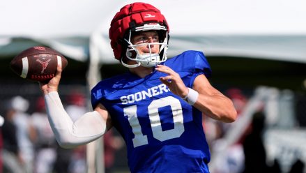 oklahoma-john-mateer-throwing-football