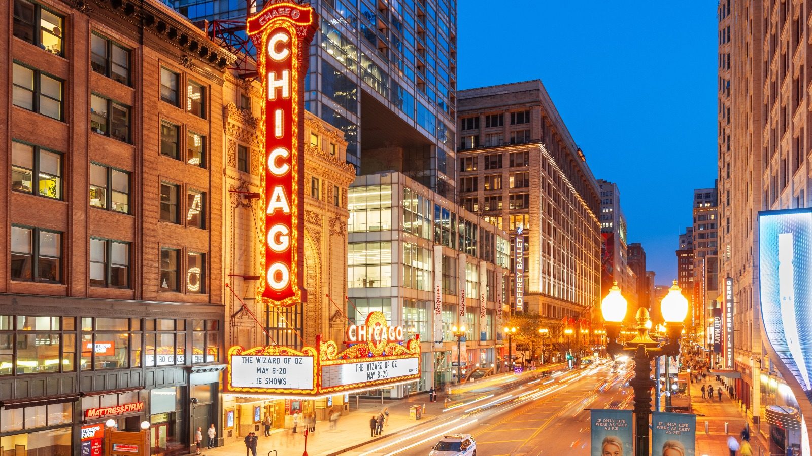 chicago-marquis-downtown-night