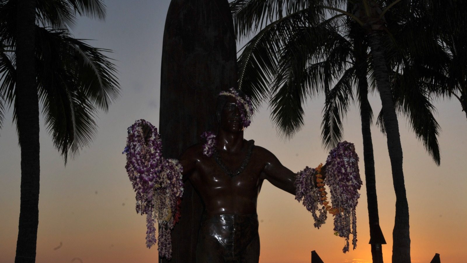 Duke-Paoa-Kahanamoku-statue-Waikiki-Beach