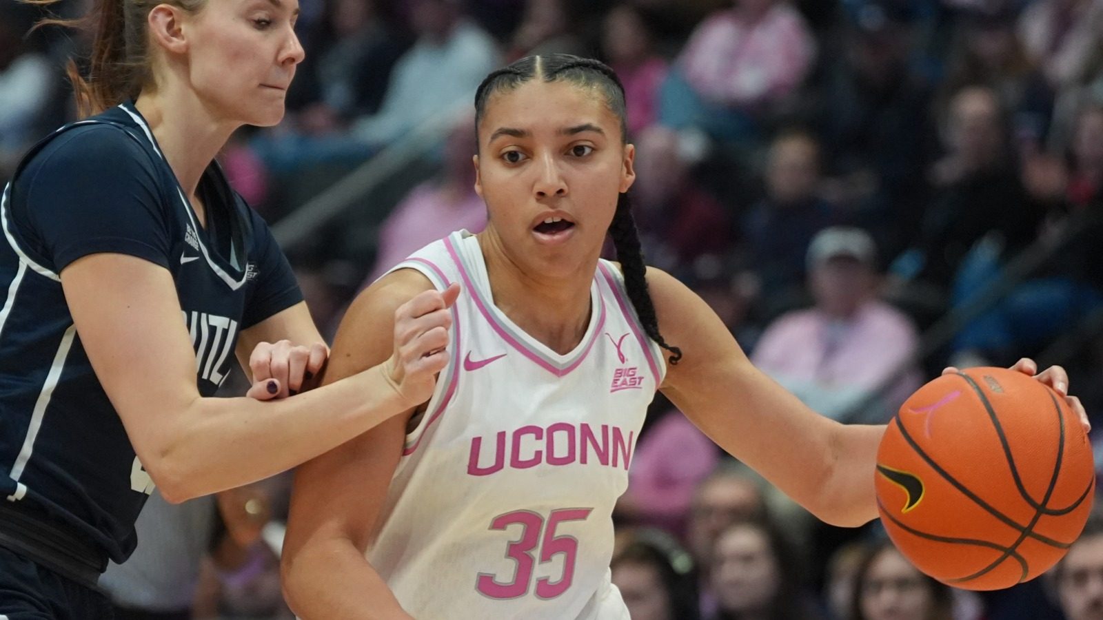 uconn-womens-basketball-azzi-fudd-dribble