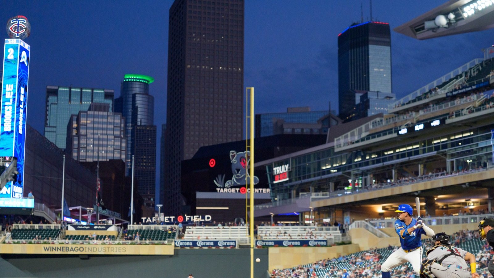 diamondbacks-twins-minneapolis-skyline