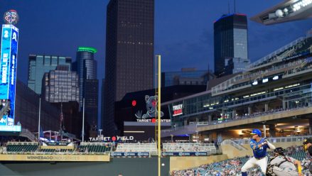 diamondbacks-twins-minneapolis-skyline