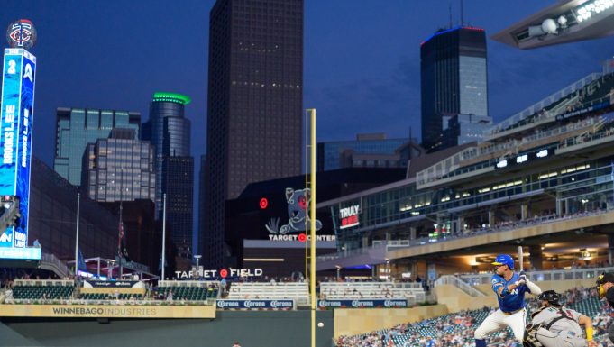 diamondbacks-twins-minneapolis-skyline