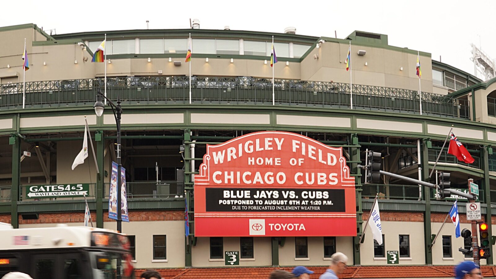 wrigley-field-exterior-cubs-marquis