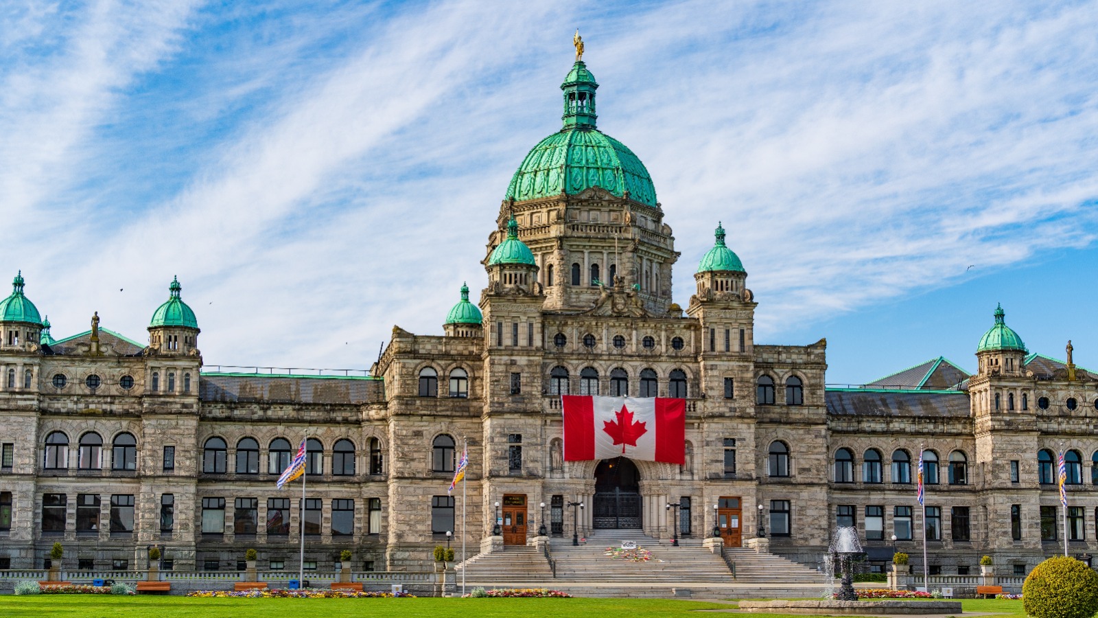 government-building-victoria-canadian-flag