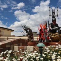statue-flower-inn-mountain-gods-entrance