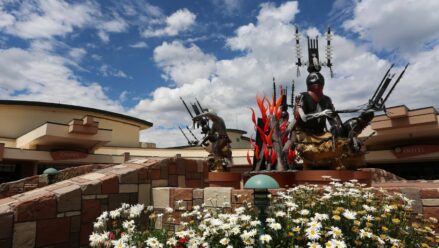 statue-flower-inn-mountain-gods-entrance