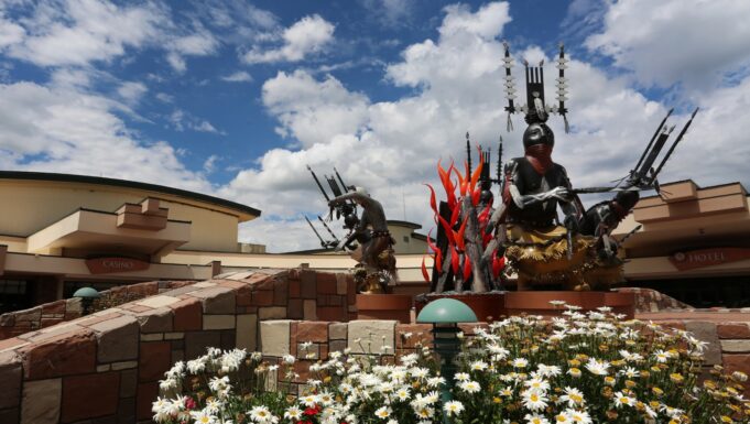 statue-flower-inn-mountain-gods-entrance