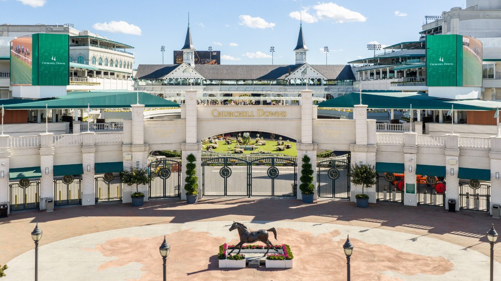 churchill-downs-view-sign-spires
