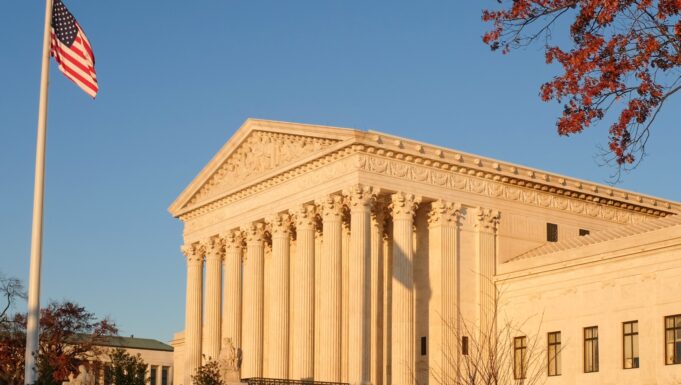 front-supreme-court-building-us-flag