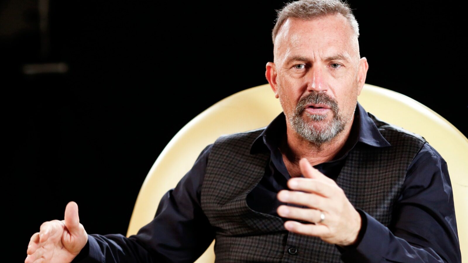 kevin-costner-yellow-chair-talking